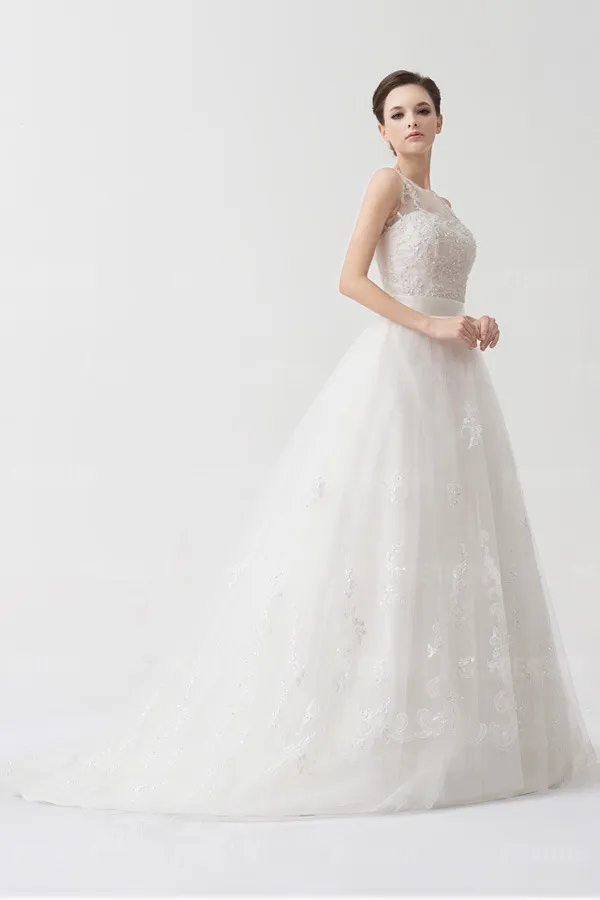 Robe de mariée blanche empire dentelle ceinturée fleurs appliquées